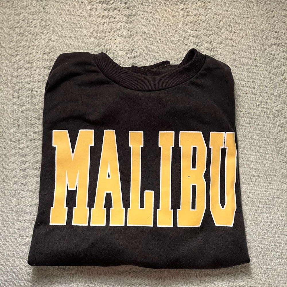 I’m selling a Malibu crewneck very comfy is a woman’s medium